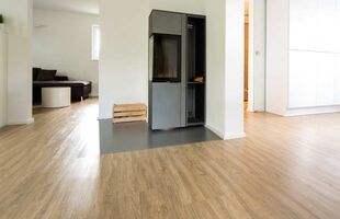 Wohnhaus in Asperg Wohnraum und Treppe mit Design-Vinyl